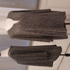 4/$40 Black & Gray Ribbed Top - Size 2X